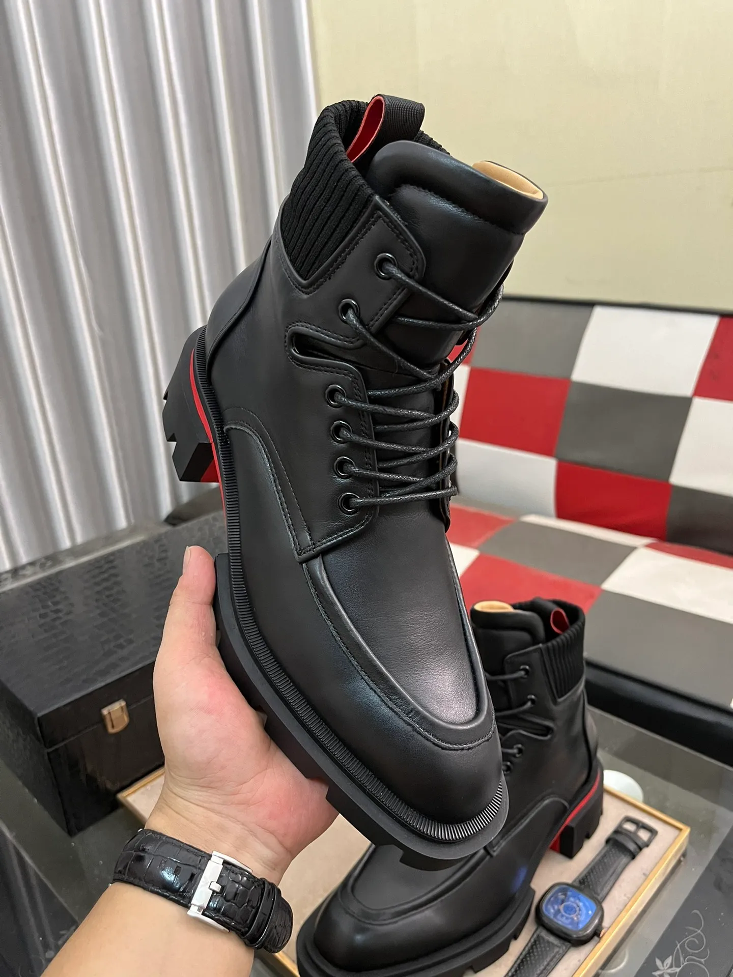 Men's shoes 💰880⌚️⌚️CL New formal leather shoes Christia* Loubouti* Red-soled shoes GREGGO men's Oxford shoes Made of imported cowhide/glossy patent leather/stitched contrasting high silk suede. Three-section toe design. Iconic red outsole, the ultimate personalized shoe. Original color cowhide lining. Original Italian leather outsole; fine workmanship brings you a luxurious experience. With its neat silhouette and straightforwardness, GREGGO men's Oxford shoes are Oxford shoes born for city roaming. The elegant lines and classic silhouette exude eternal charm. The black patent leather material is exquisite and eye-catching, adding a sense of luxury to the overall look. The slender toe design is full of elegance, and matched with closed shoelaces of the same color, the sophistication is invisible. The slim sole design provides the shoes with a light foot feel, elegant steps, and a refined and elegant look. Shows outstanding texture.  Standard leather shoe size: 38-44